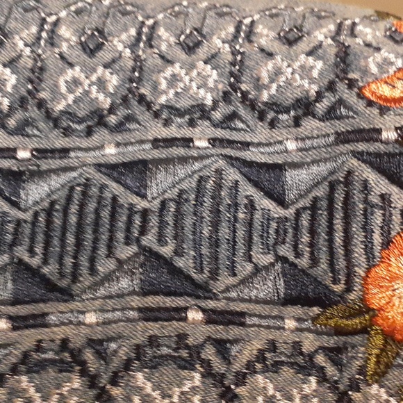 Super cute denim jacket with roses. med. - Picture 4 of 7